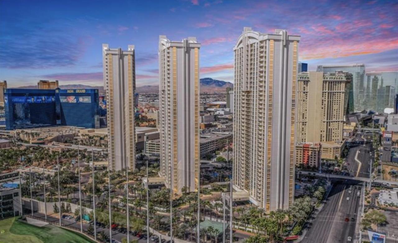 Balcony Full Strip View Suite Mgm Signature Free Valet 라스베이거스 외부 사진