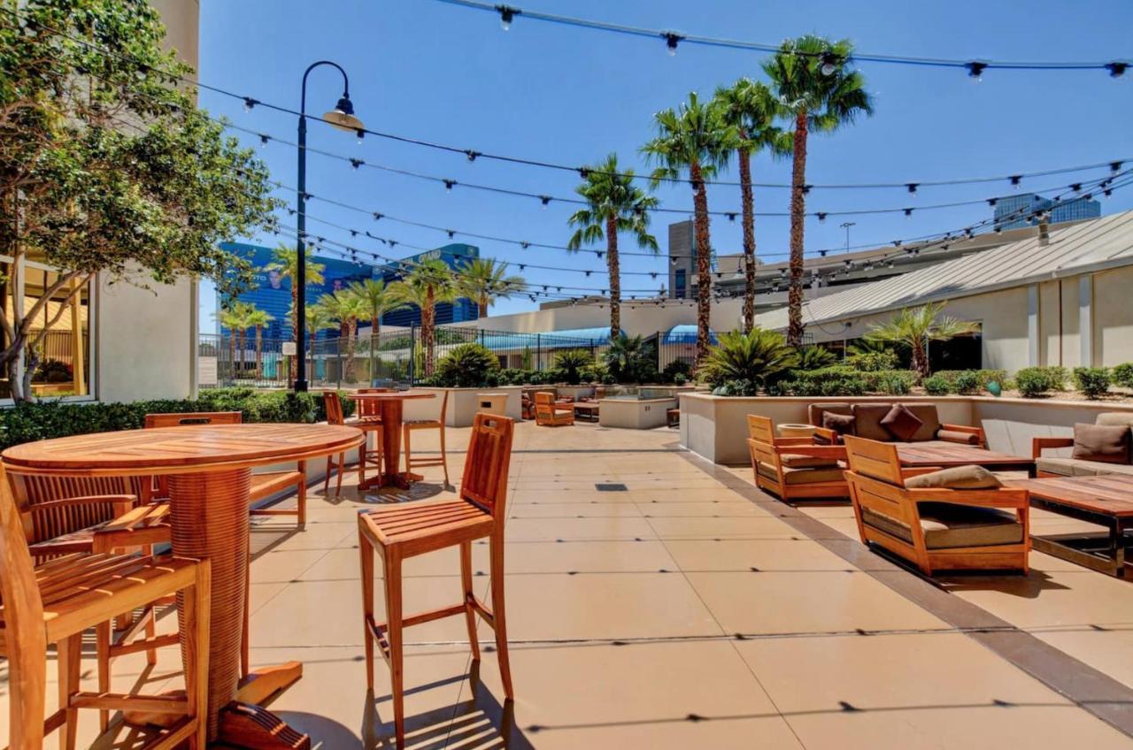 Balcony Full Strip View Suite Mgm Signature Free Valet 라스베이거스 외부 사진