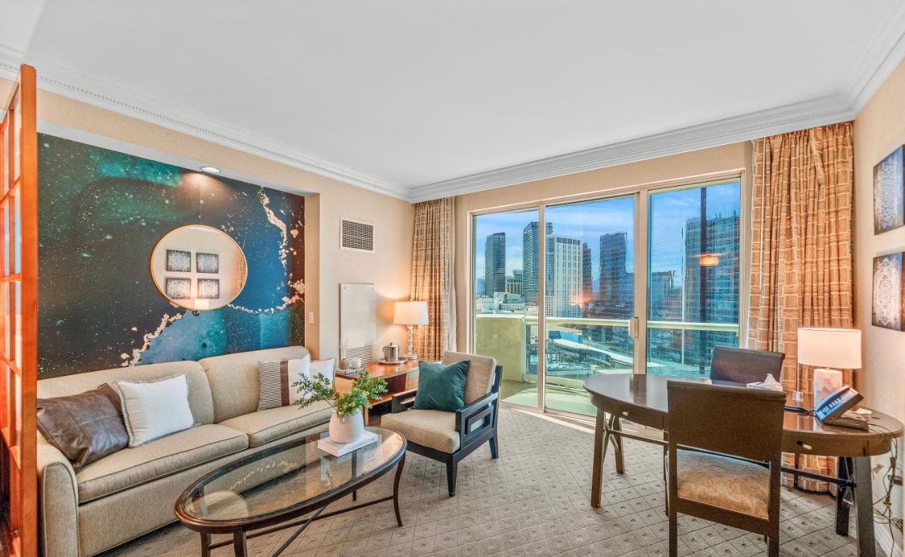 Balcony Full Strip View Suite Mgm Signature Free Valet 라스베이거스 외부 사진