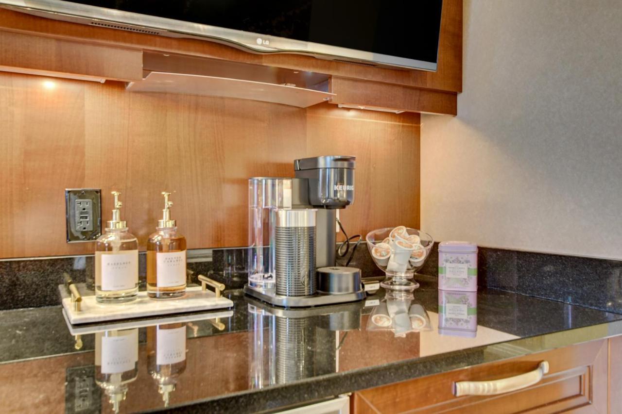 Balcony Full Strip View Suite Mgm Signature Free Valet 라스베이거스 외부 사진